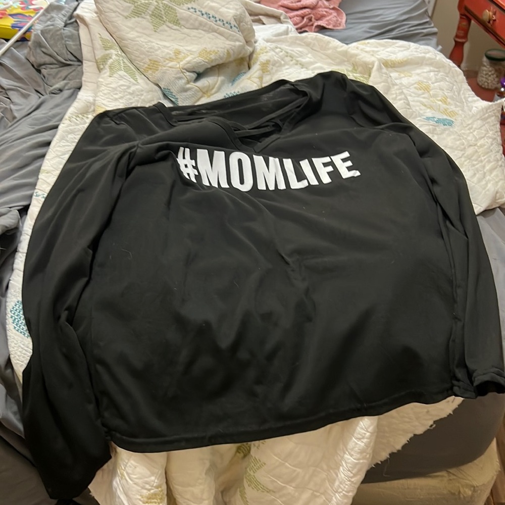 It’s just says #momlife on the front of the long sleeve shirt I know it’s XL